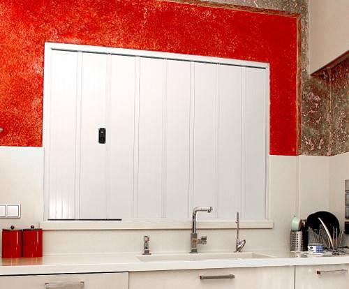 OBLON PLIABIL MONTAT IN SPATELE FERESTREI